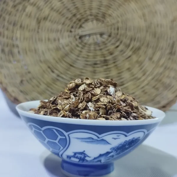 گرانولا شکلاتی برای صبحانه با جو دوسر، فندق و طعم کاکائویی